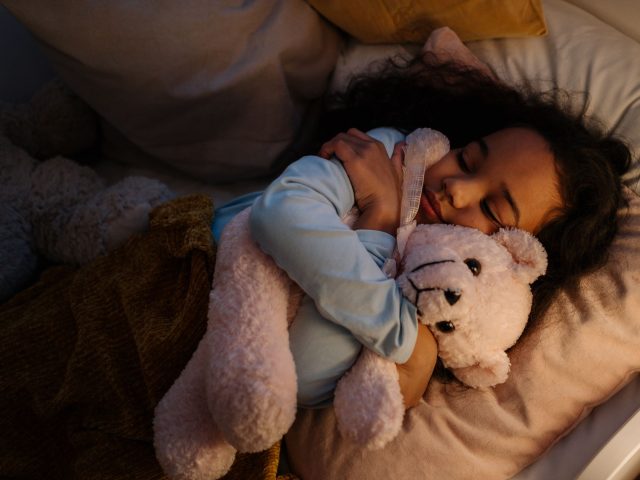 Astuces pour aider les enfants à mieux dormir en hiver